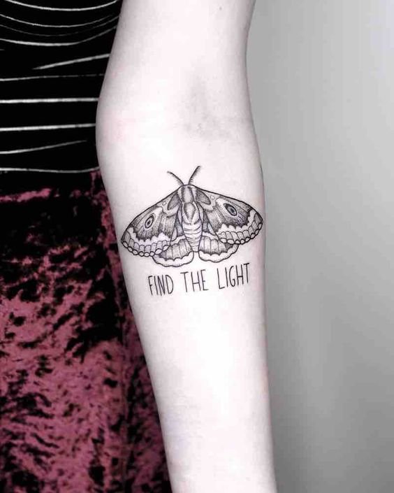 татуювання метелика молі з написом
