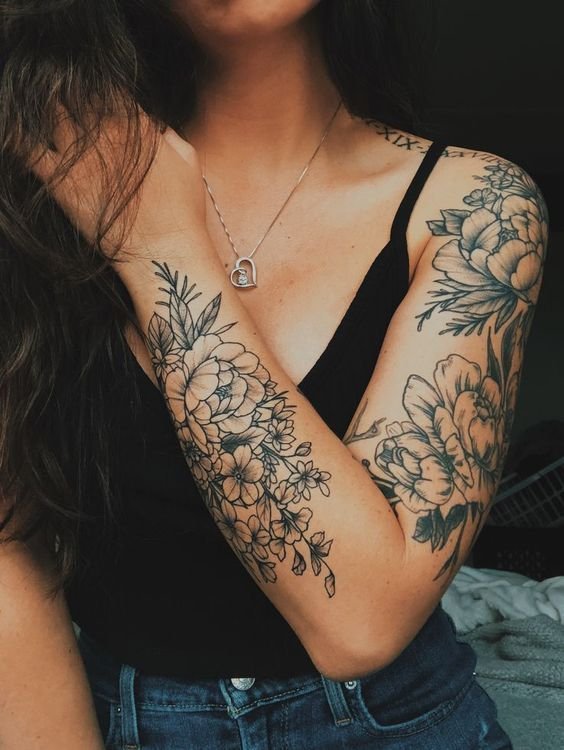 татуювання квітів на рукаві
