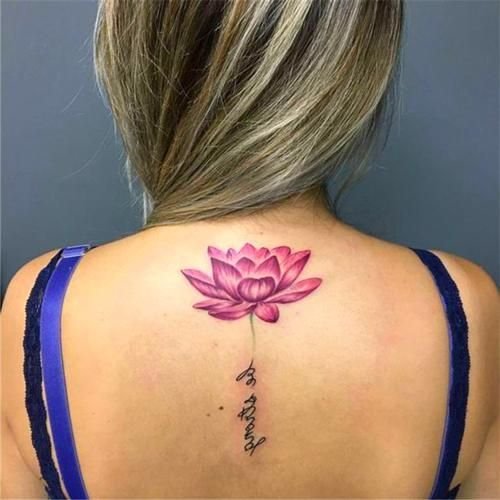 жіноче татуювання фіолетового лотоса на спині