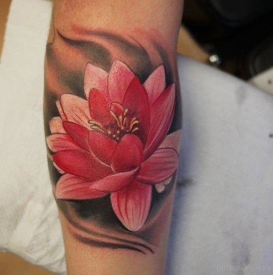 татуювання червоного лотоса на руці

