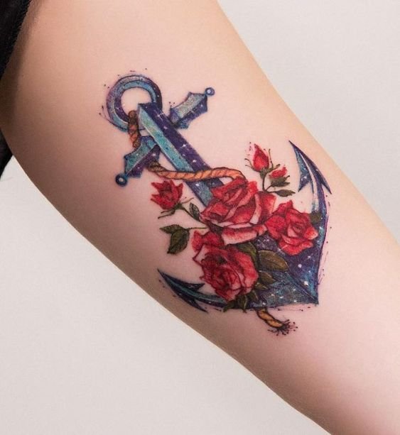 татуювання якоря і троянди в акварельном стилі
