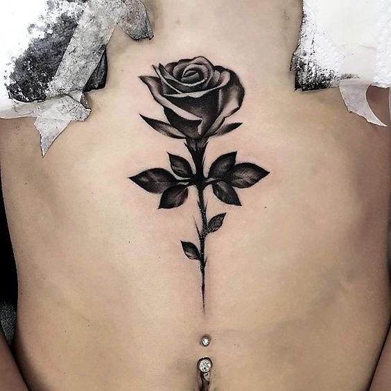 татуювання троянди під грудьми для дівчат
