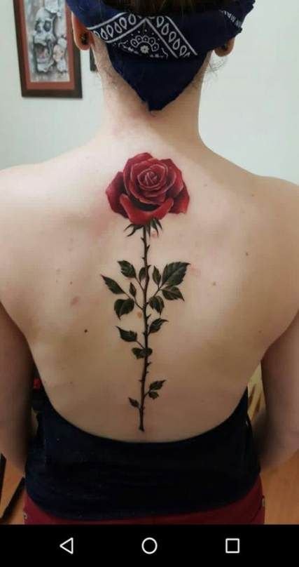 жіноче татуювання троянди на спині
