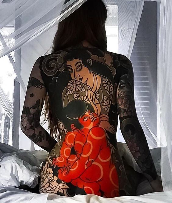 жіноче татуювання в японському стилі на всю спину
