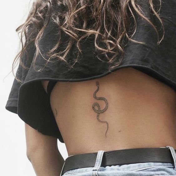 татуювання змії на спині у дівчини
