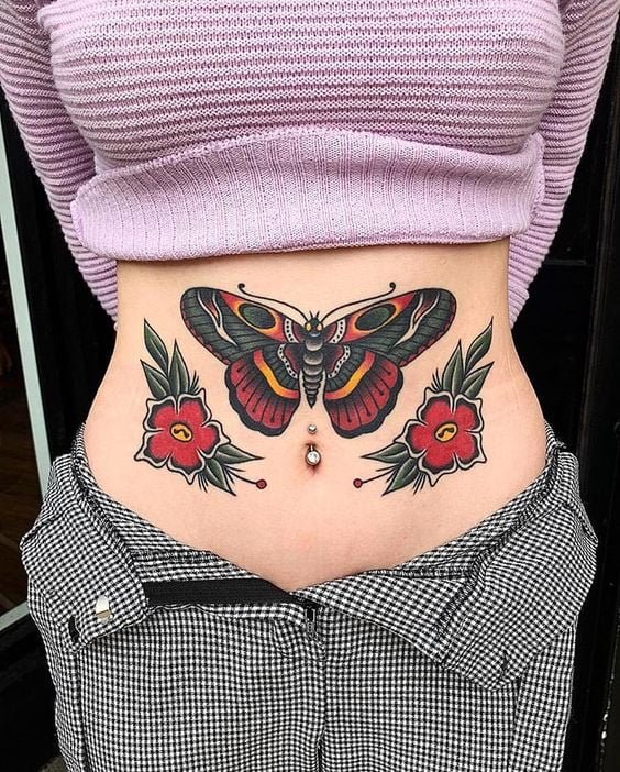 барвисте татуювання метелика на животі