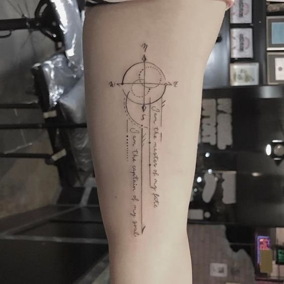 татуювання компаса і написів на руці
