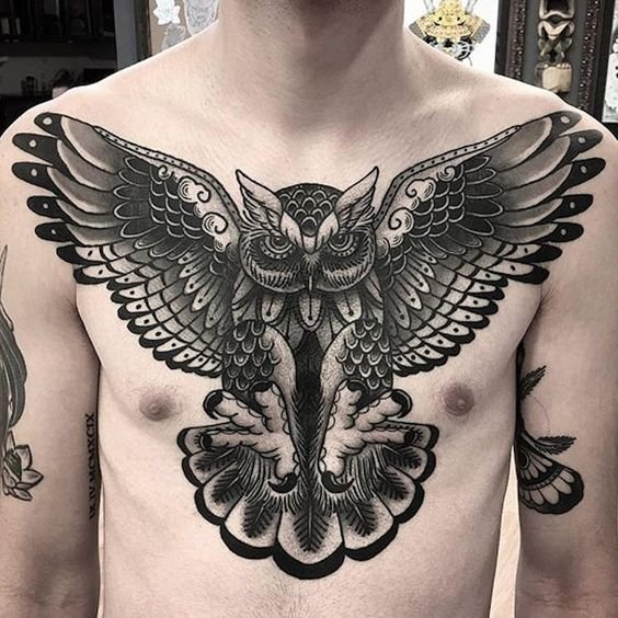 чоловіче татуювання сови на грудях
