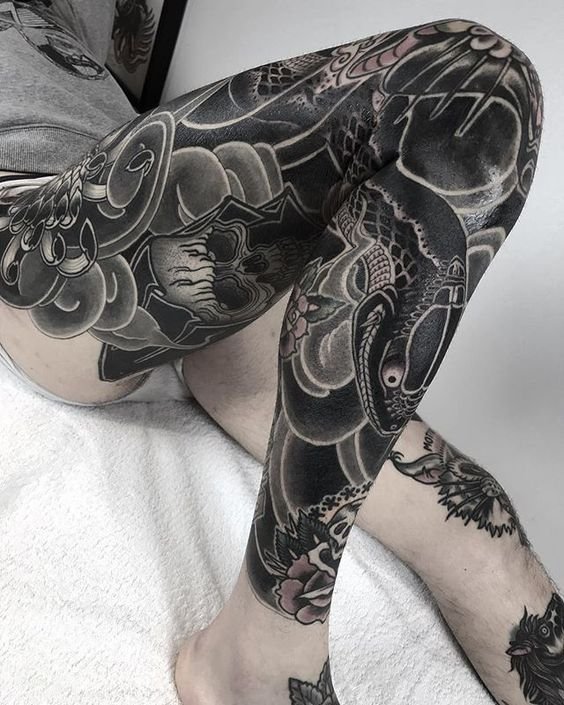 татуювання змії на ногах
