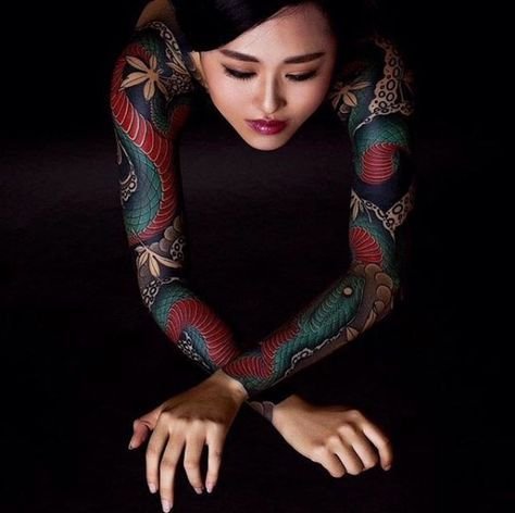 жіночий рукав в японському стилі зі зміями
