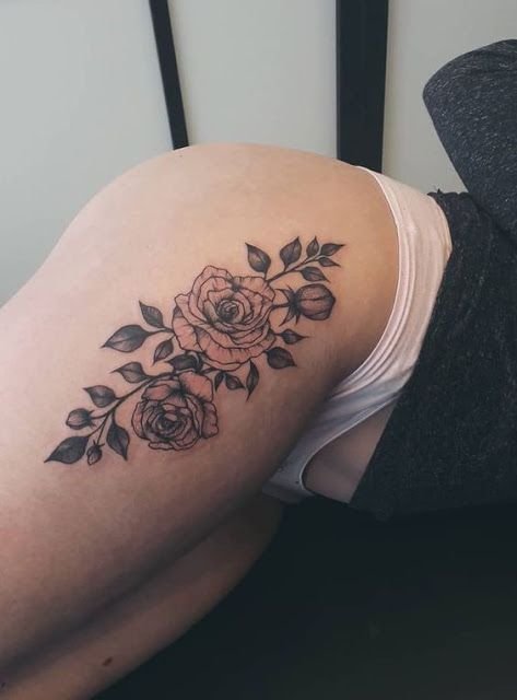 жіноче татуювання троянди на стегні
