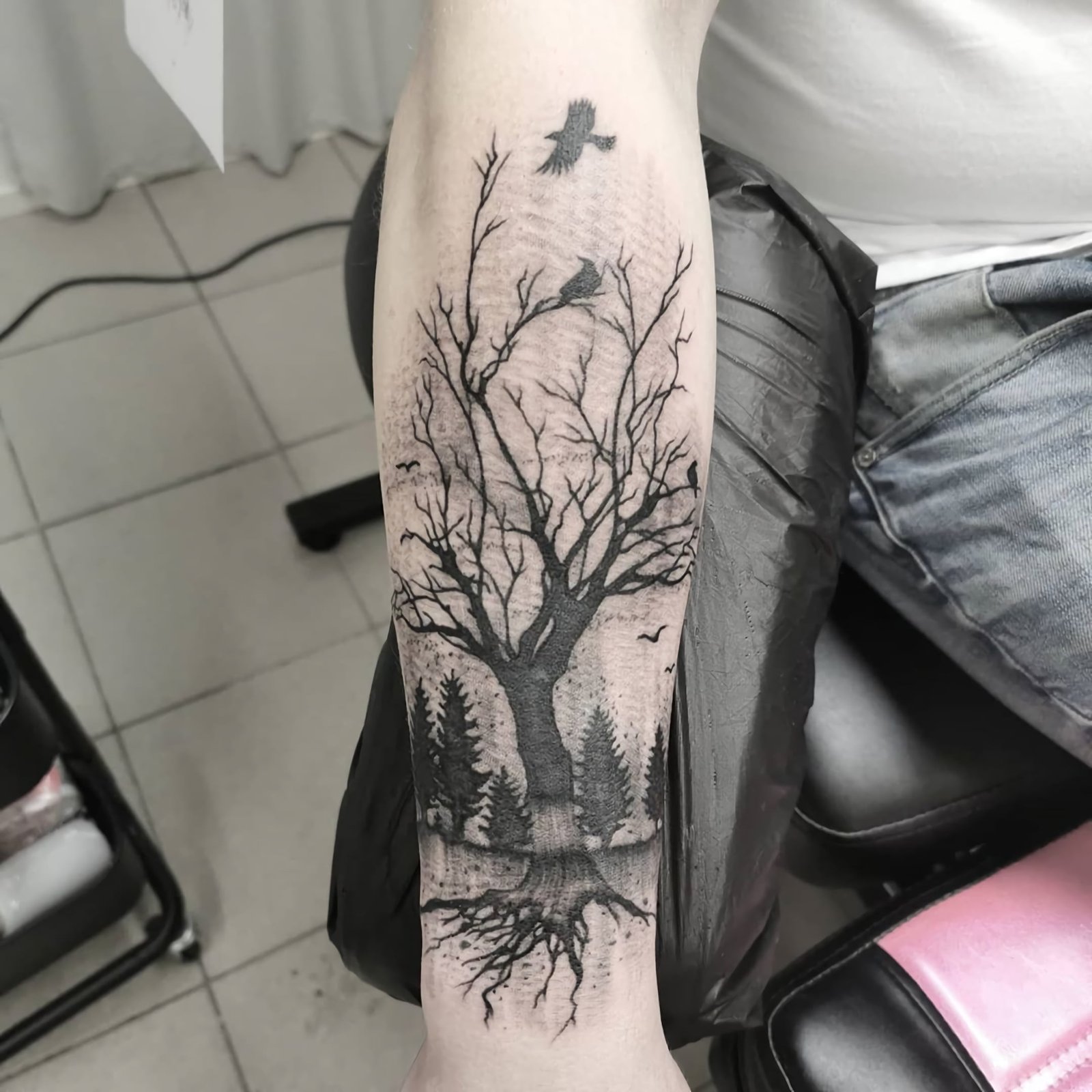 Татуировка силуэта дерева