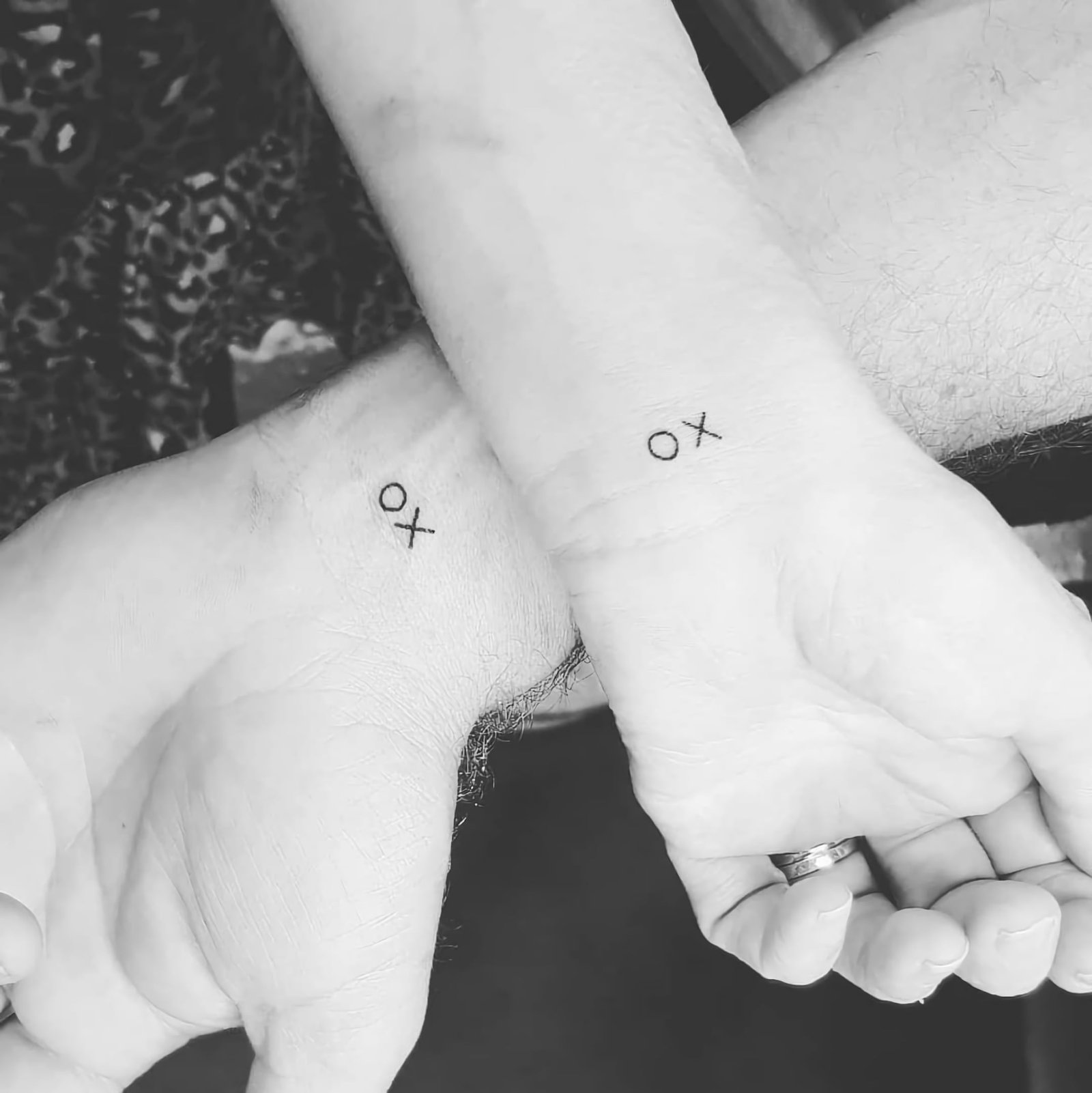 парные татуировки с надписью XO