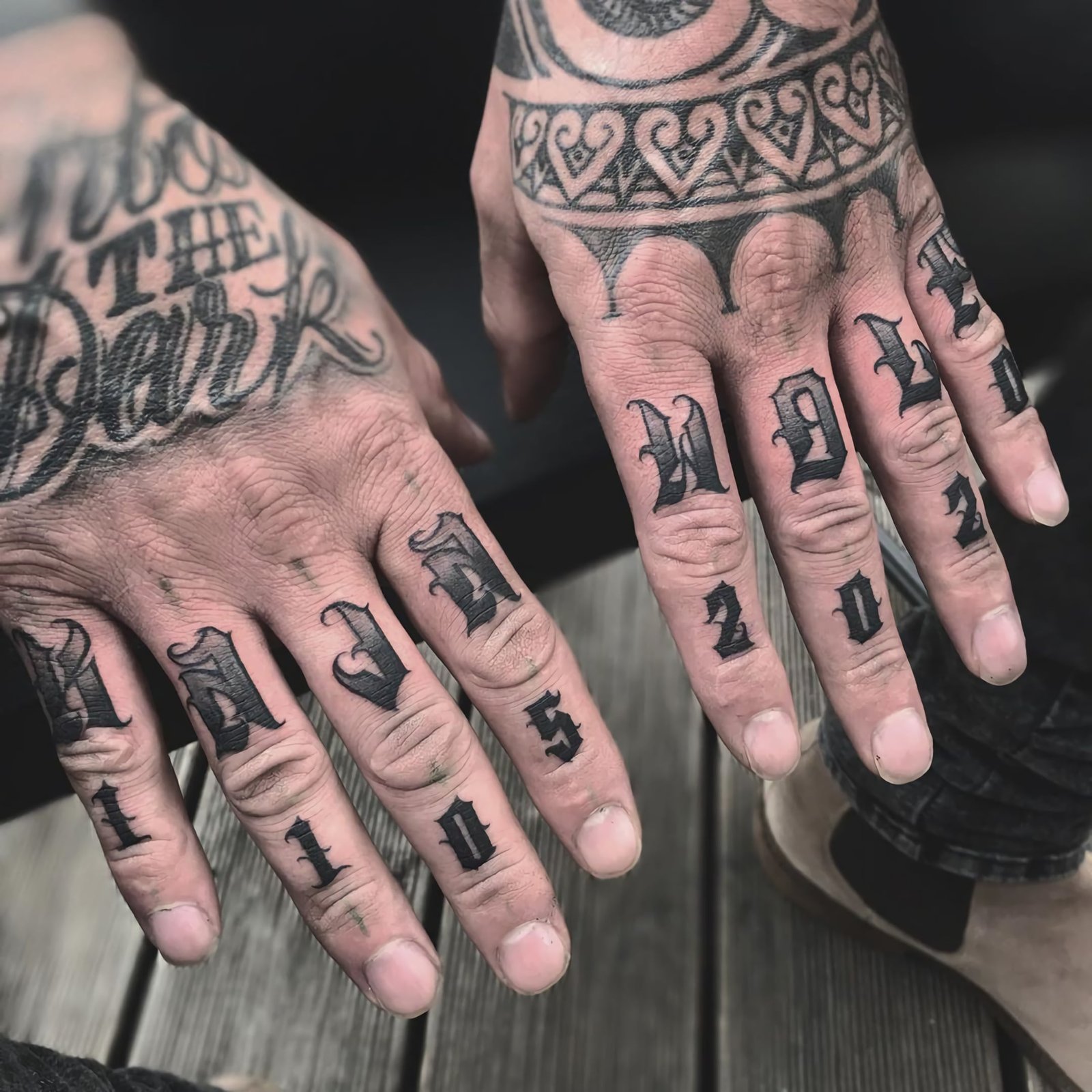 татуировки надписей на пальцах
