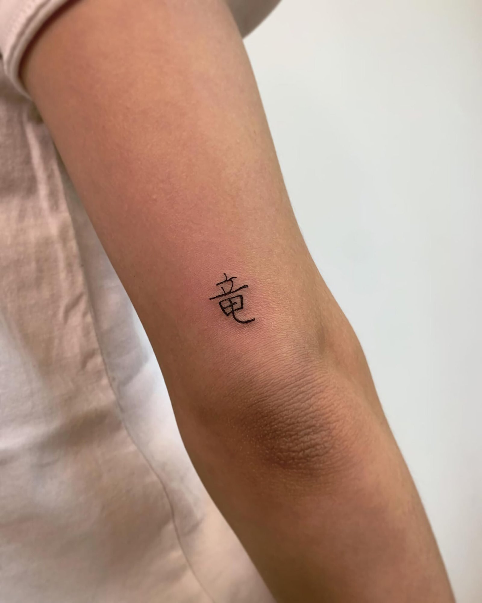 маленькая татуировка иероглифа 