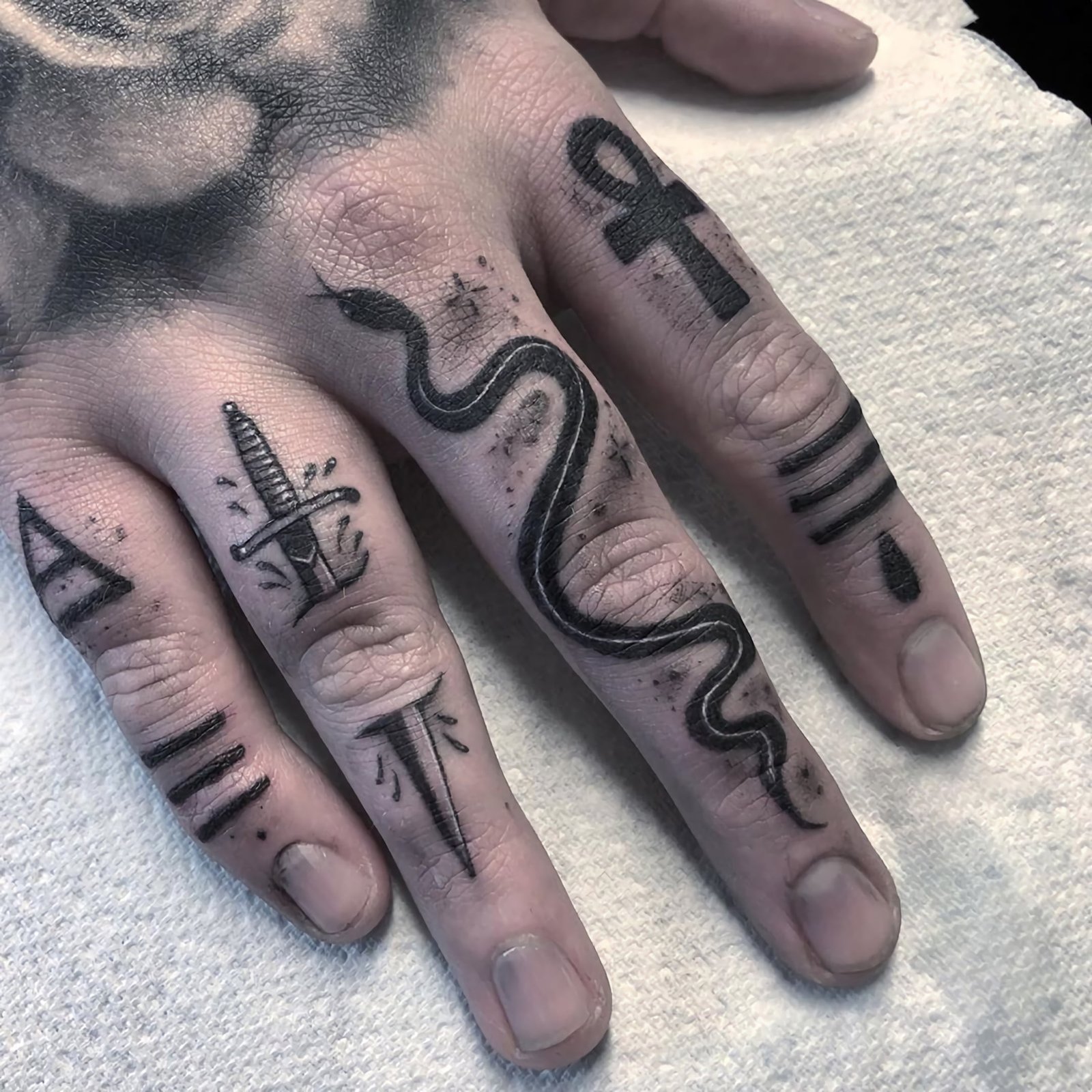 символическое тату на пальцах