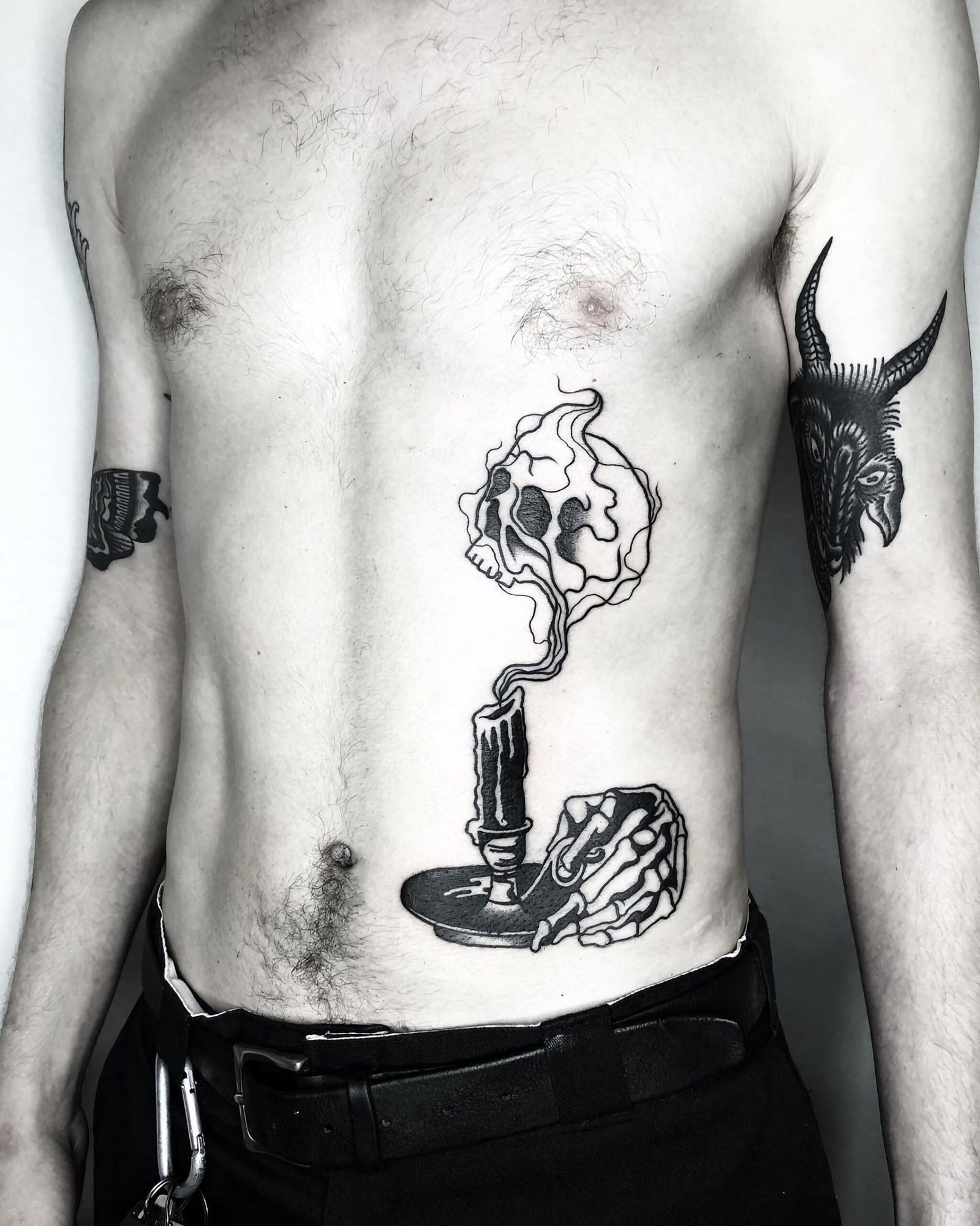 современная татуировка на ребрах для мужчин