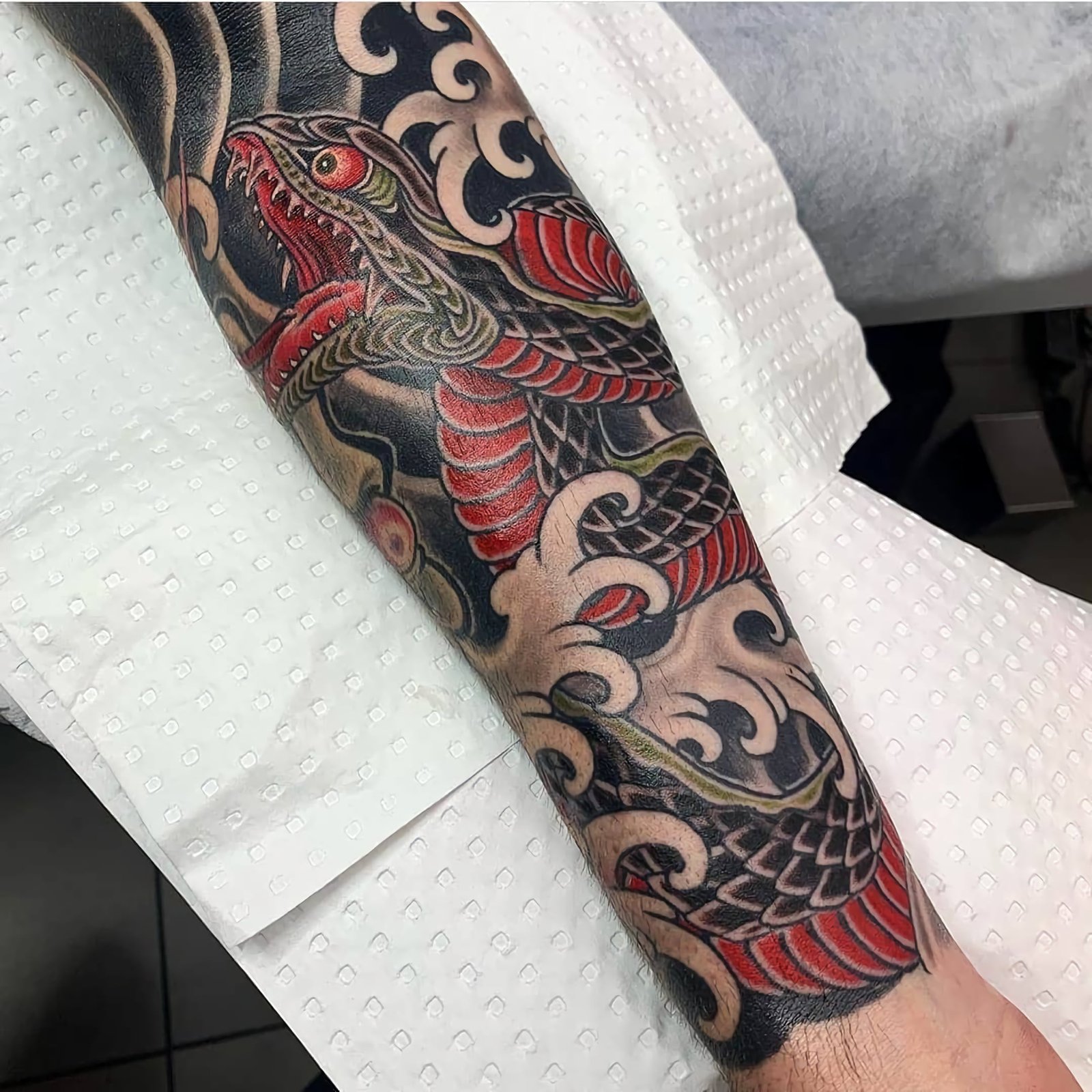 Японская змея татуировка