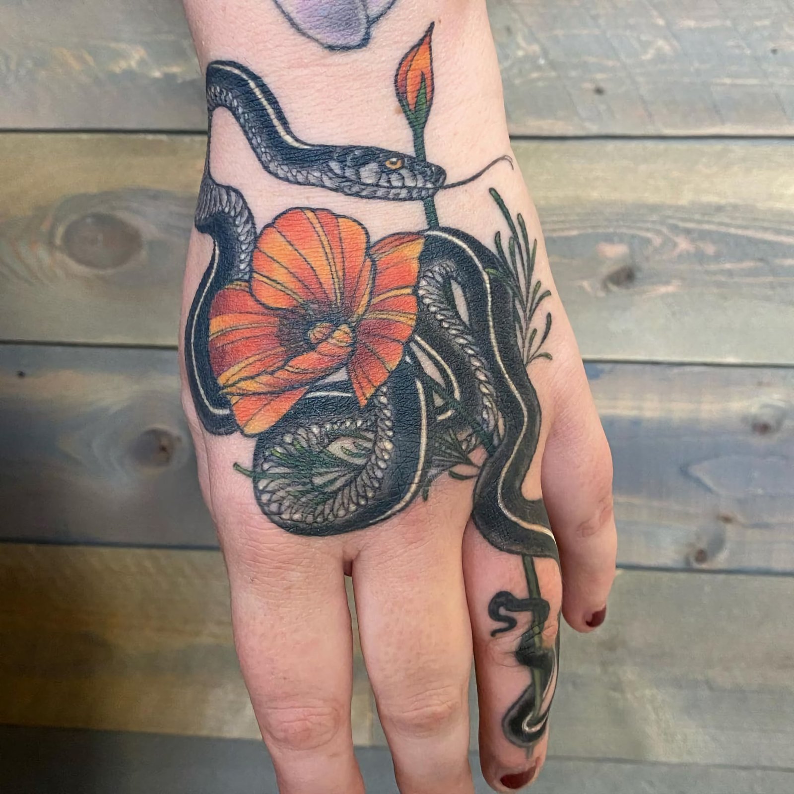 татуировка змеи и цветка на руке