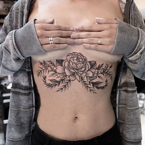 женская татуировка хризантем под грудью
