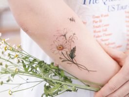 красивое тату ромашки для девушек