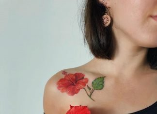 женская татуировка гибискуса