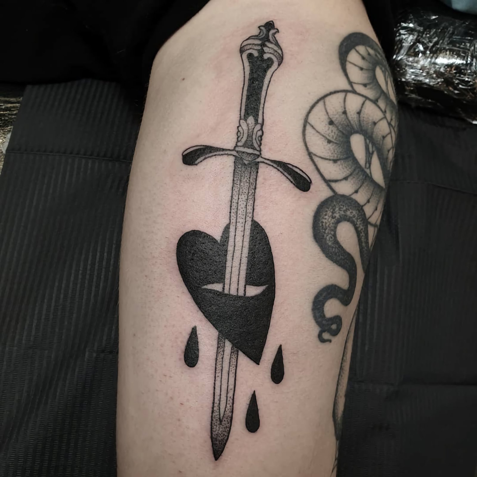 татуировка меч и сердце